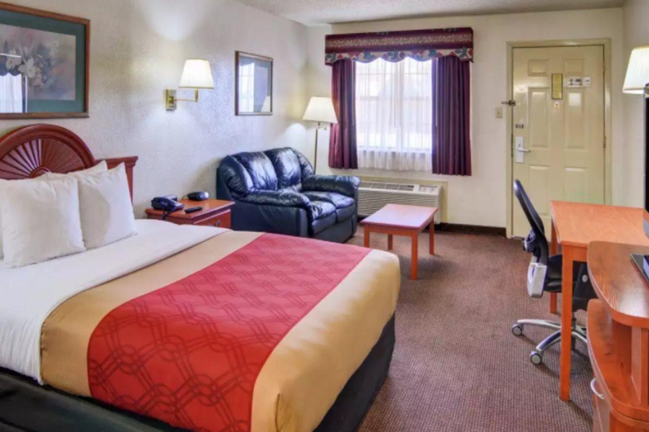 Super 8 By Wyndham Decatur Texas Hotel Екстериор снимка