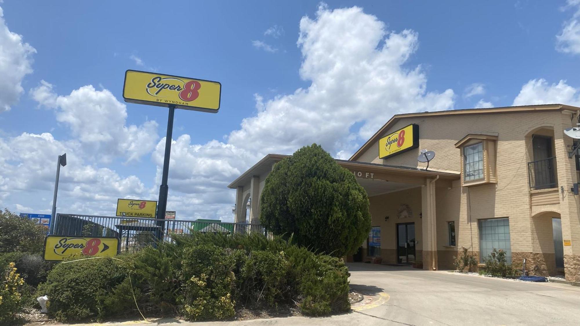 Super 8 By Wyndham Decatur Texas Hotel Екстериор снимка
