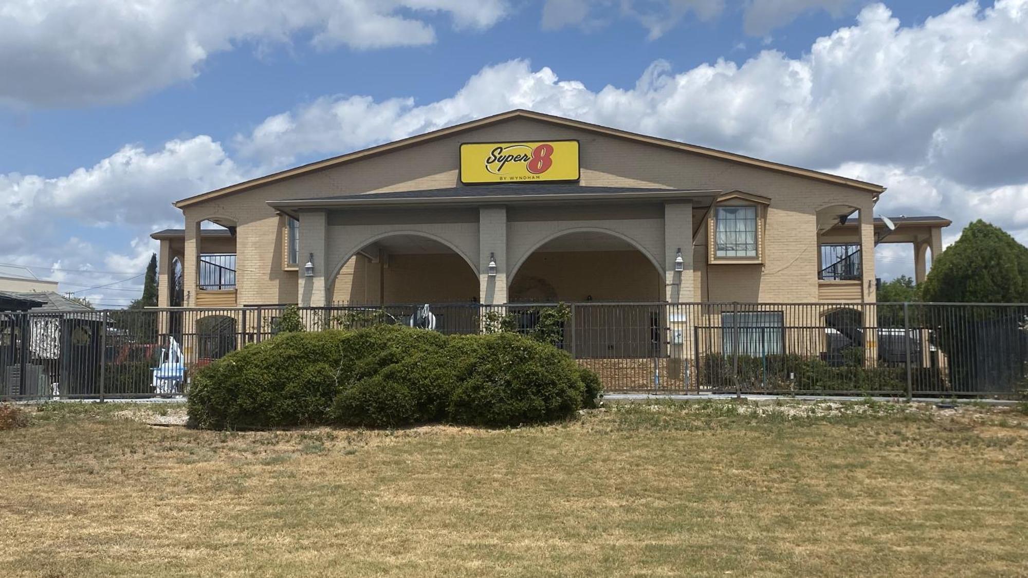 Super 8 By Wyndham Decatur Texas Hotel Екстериор снимка