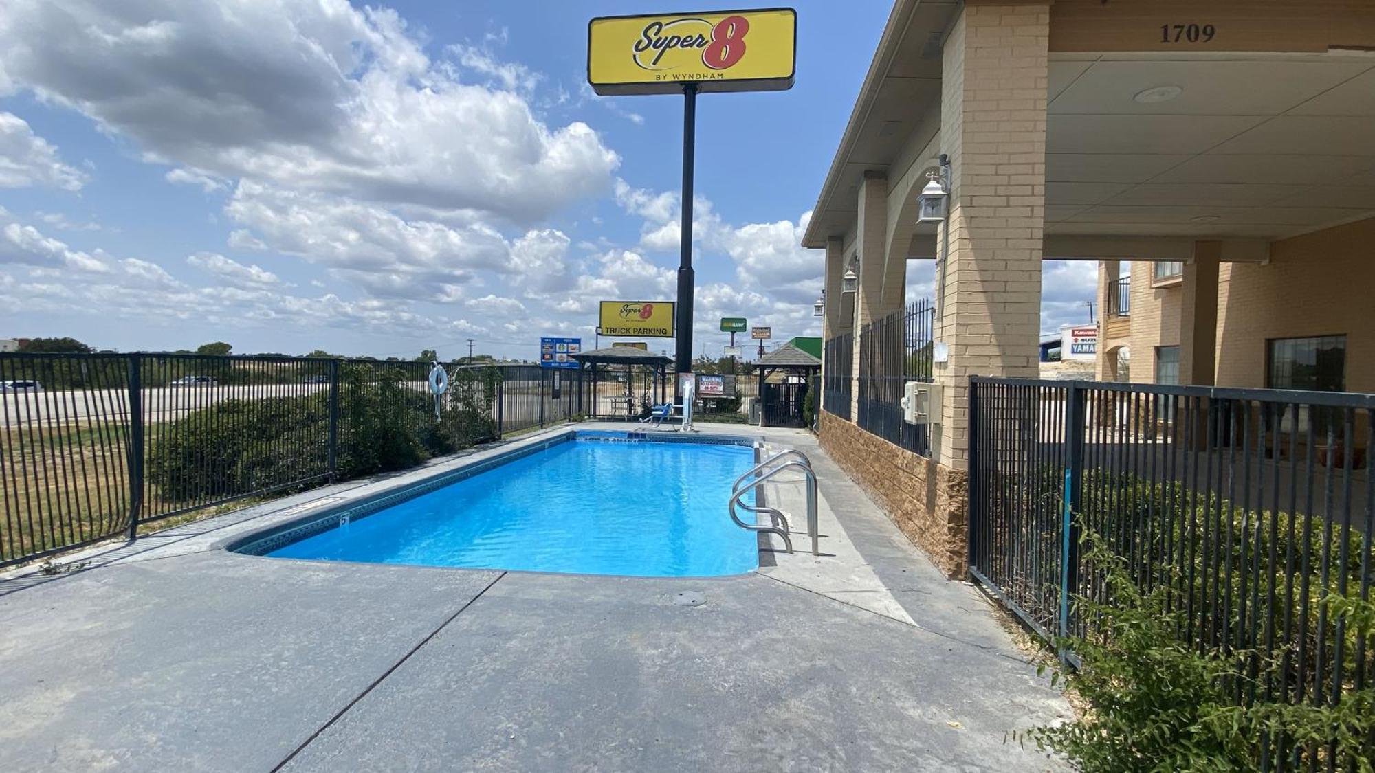 Super 8 By Wyndham Decatur Texas Hotel Екстериор снимка