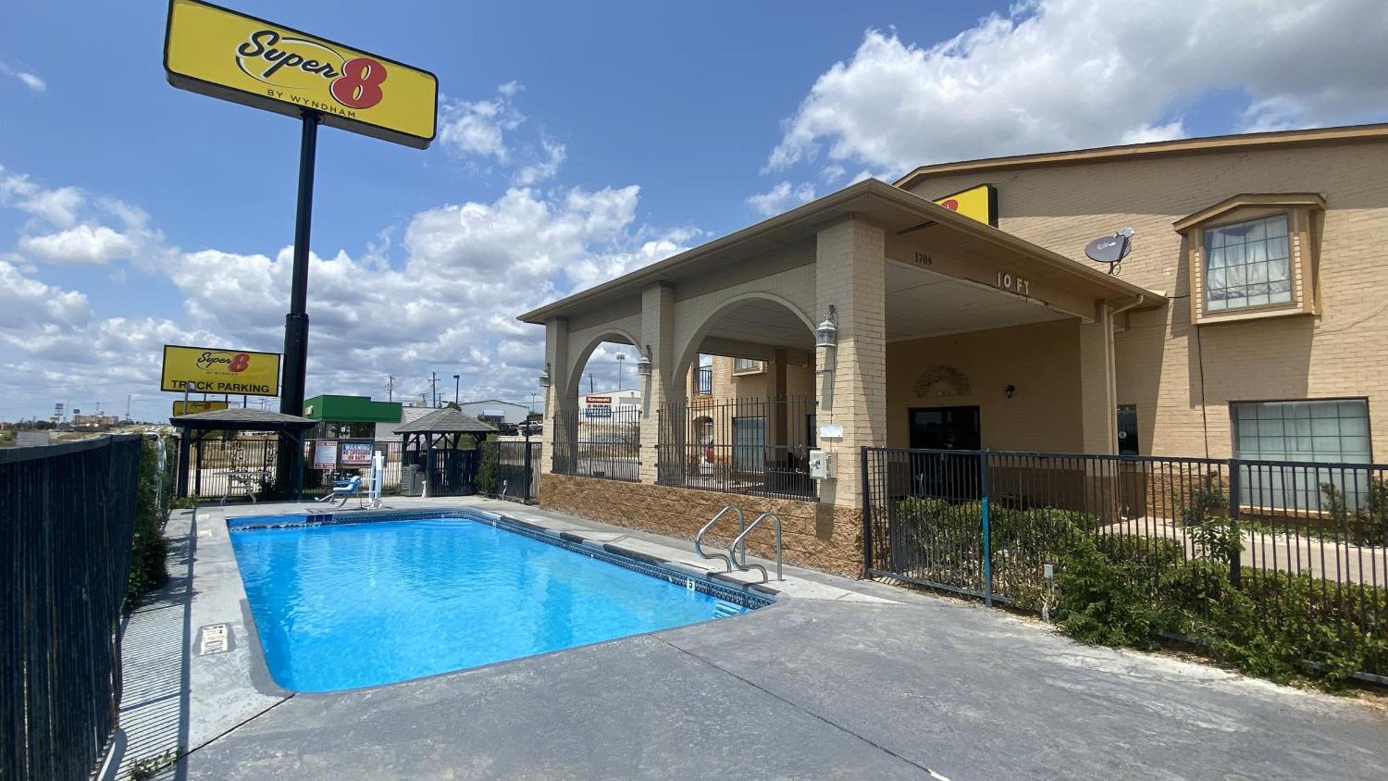 Super 8 By Wyndham Decatur Texas Hotel Екстериор снимка